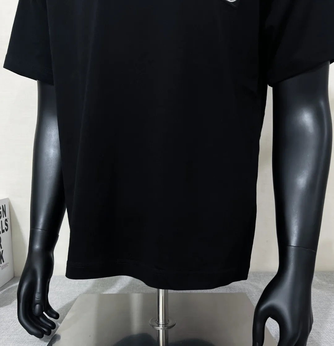 P140 Stone Island/Stone Island classic official website is on sale; small logo embroidery and pressed round neck short-sleeved T-shirt, strictly control the size of the logo, neat and clear letters, and the details are consistent with the original version; the original 240g double yarn 100% cotton fabric is selected; the upper body is simple, beautiful and very durable, with three-needle stitching and high-standard workmanship, with complete three-label details, high-temperature washing, soft fabric, better breathability, no shrinkage or deformation after washing, versatile style Match as you like, European size version, colors: black, dark gray, lilac gray, white; sizes XS-L, (L can wear up to 200 pounds)
